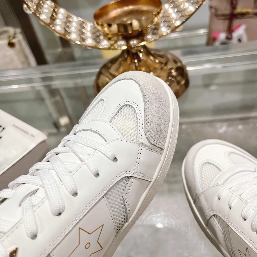 👟👟Ex-factory price 560👟👟Dior2024 new white shoes, Dior Dior Star women's sports shoes, very light summer white shoes. The upper is carefully made of imported suede, decorated with tonal suede panels, metal stars decorate the lace eyelets, and breathable mesh inside. The upper is punched and designed not to stuffy the feet. It is equipped with Christian Dior logo and thin soles. The thick sole is suitable for all seasons! Size: 35-41 (40 and 41 are customized and cannot be returned or exchanged)